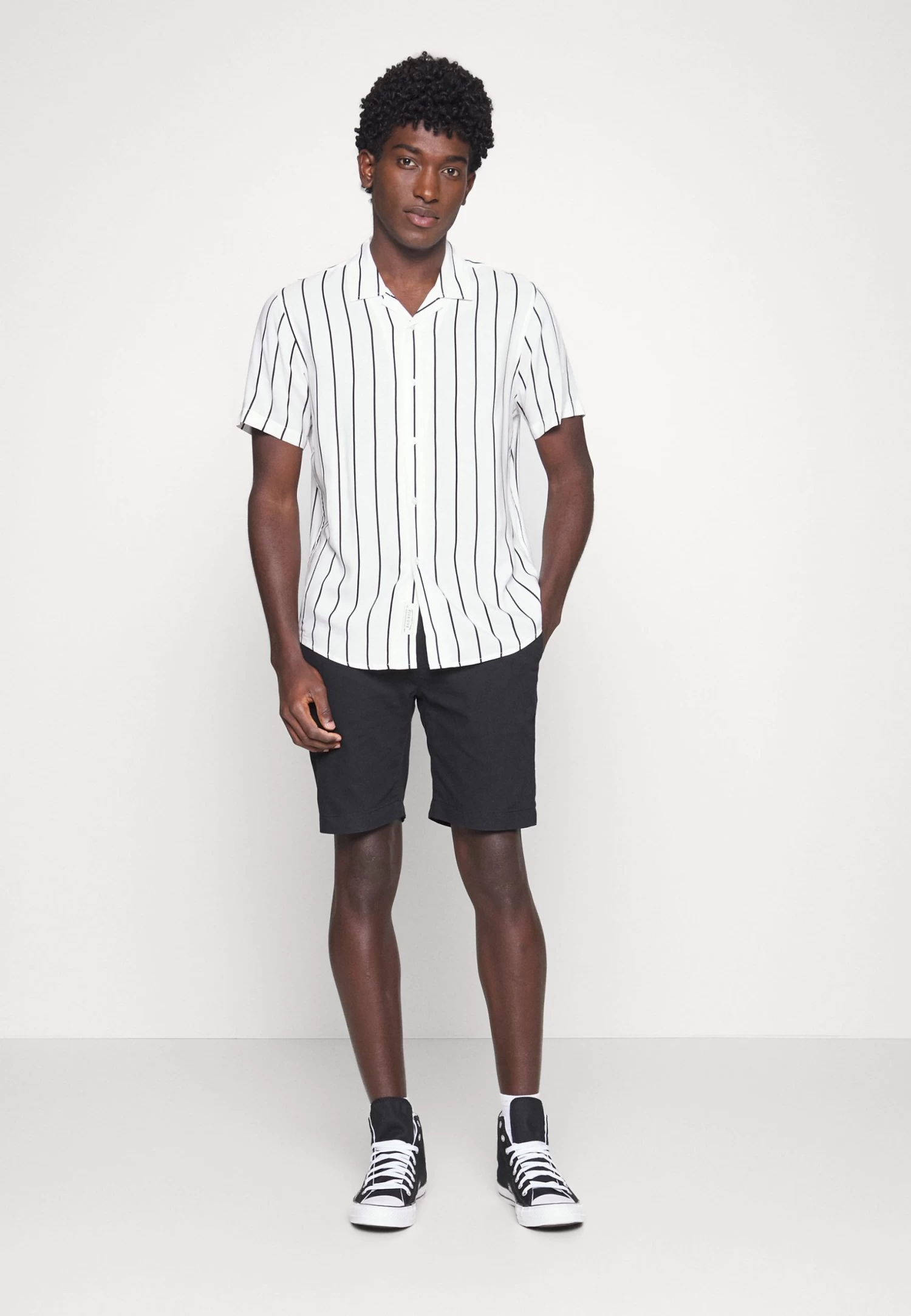 Pier One 2 Pack - Camisa - Black/White 4 Pier One 2 Pack - Camisa - Black/White - Imagen 2