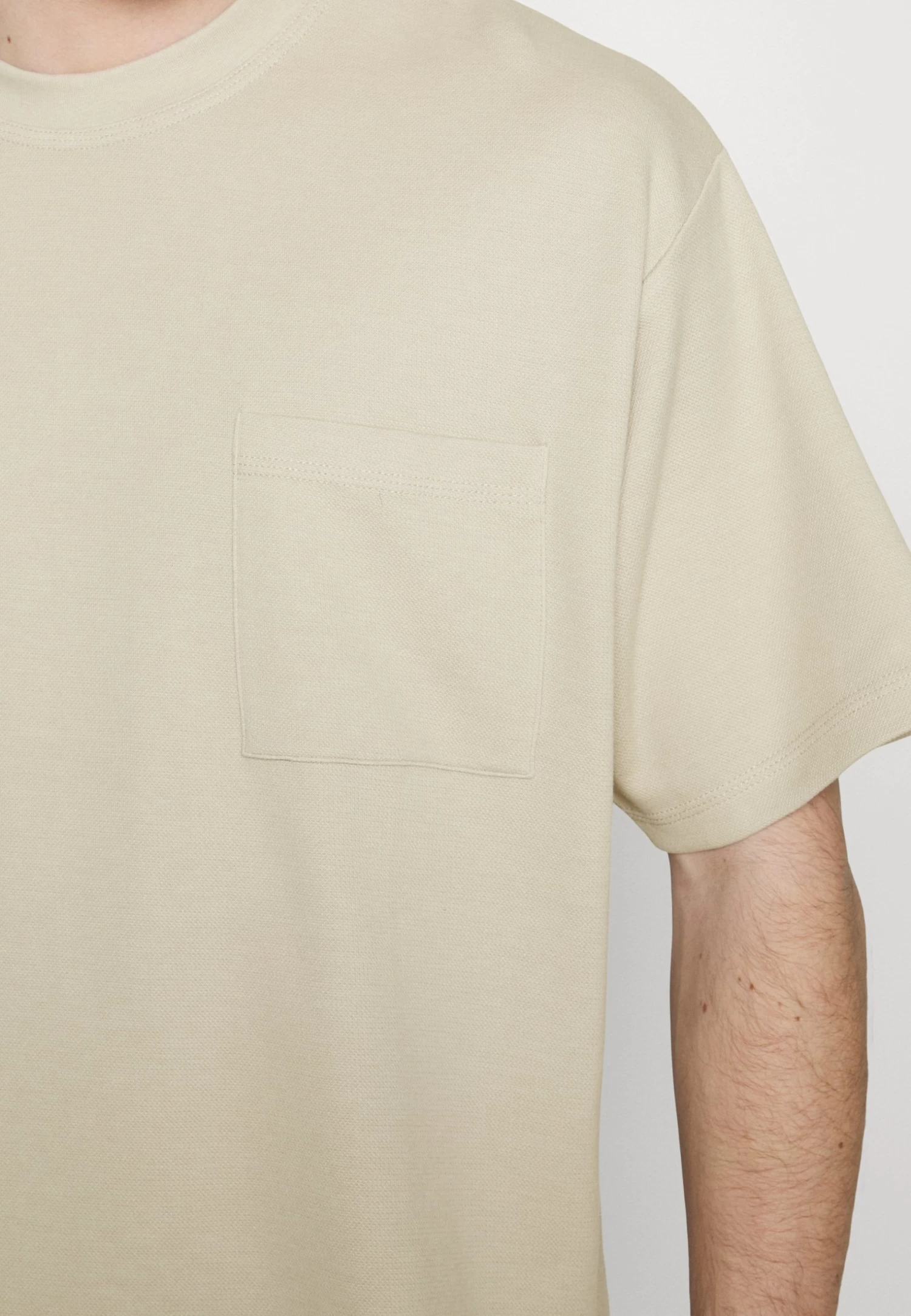 Pier One Camiseta Básica - Beige 8 Pier One Camiseta Básica - Beige - Imagen 6