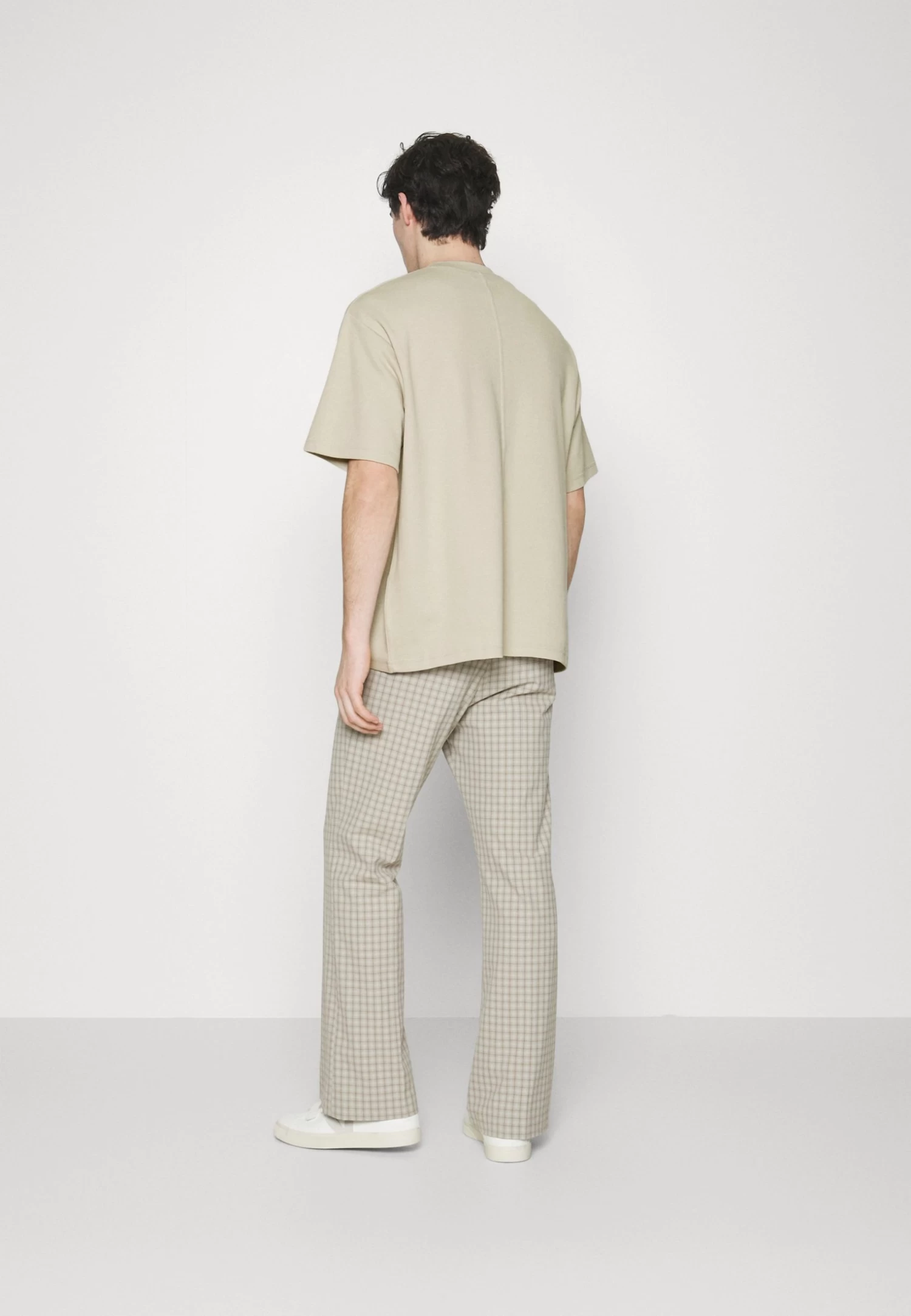 Pier One Camiseta Básica - Beige 5 Pier One Camiseta Básica - Beige - Imagen 3